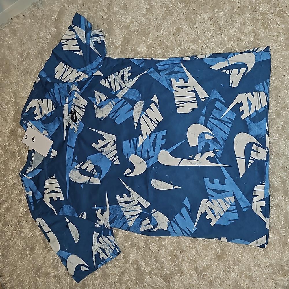 NWT Men's Nike T-shirt (medium)